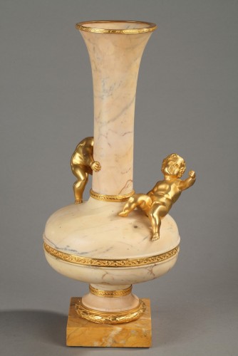 XIXe siècle - Vase en marbre et bronze doré aux Putti
