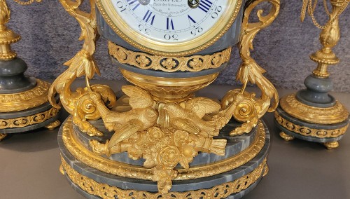 Horlogerie  - Garniture en marbre bleu turquin et bronze doré fin 19e