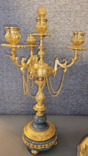XIXe siècle - Garniture en marbre bleu turquin et bronze doré fin 19e