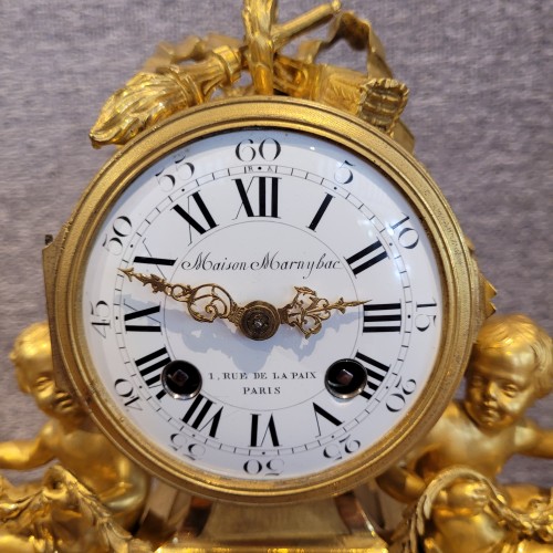 Horlogerie Pendule - Garniture en bronze doré, signée Maison MARNYHAC
