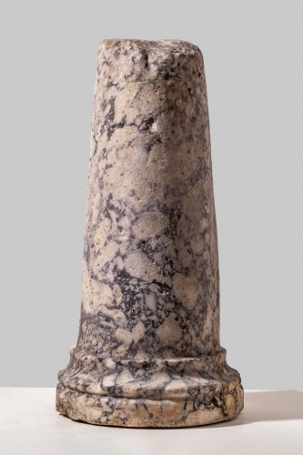 Sculpture Sculpture en Marbre - Plinthe de fragment de brèche - Italie, XVIIIe siècle