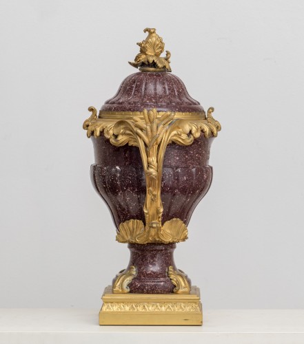 Objet de décoration  - Vase en porphyre à monture en bronze, France 19e siècle