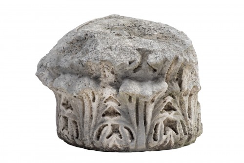 Chapiteau corinthien fragmentaire en marbre,  Empire romain IIe siècle après JJC