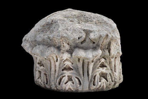 Sculpture  - Chapiteau corinthien fragmentaire en marbre,  Empire romain IIe siècle après JJC