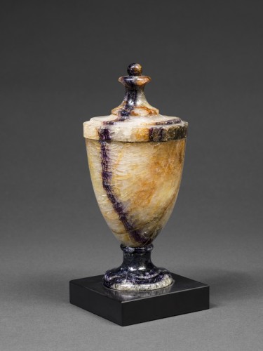 Neoclassical Urn in Blue John - England, 19th Century - Curiosities Style 