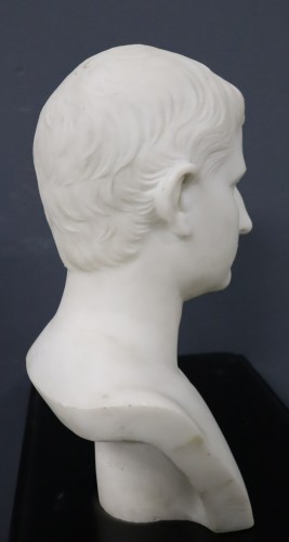 Sculpture Sculpture en Marbre - Buste italien du XIXe siècle de l'empereur Octave par Leone Clerici