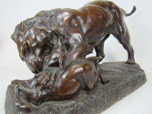 Un lion dévorant une antilope - Georges Gardet 1863-1939) - Sculpture Style 