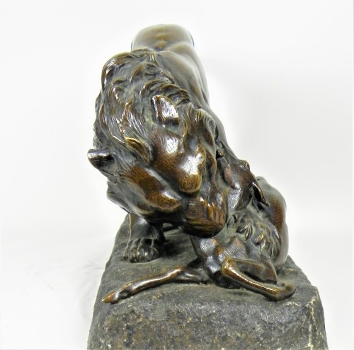 Sculpture Sculpture en Bronze - Un lion dévorant une antilope - Georges Gardet 1863-1939)