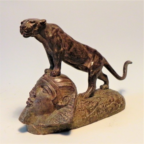 Sculpture Sculpture en Bronze - Lionne debout sur un sphinx - Clovis-Edmond Masson (1838-1913)