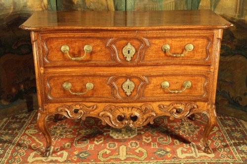 Commode sauteuse Louis XV en bois de noyer, travail provençal du XVIIIe siècle - Mobilier Style Louis XV