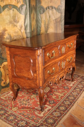 Mobilier Commode - Commode sauteuse Louis XV en bois de noyer, travail provençal du XVIIIe siècle