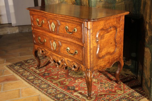 Commode sauteuse Louis XV en bois de noyer, travail provençal du XVIIIe siècle - Chatelan Antiquités