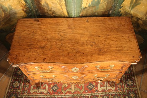 XVIIIe siècle - Commode sauteuse Louis XV en bois de noyer, travail provençal du XVIIIe siècle