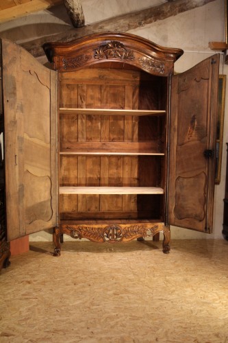 18th century - Late 18th C marriage armoire (wardrobe) from Provence. In walnut wood.