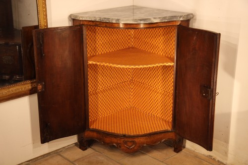 Encoignure provençale ouvrant à 2 portes en bois de noyer, fin XVIIIe - Mobilier Style Louis XV