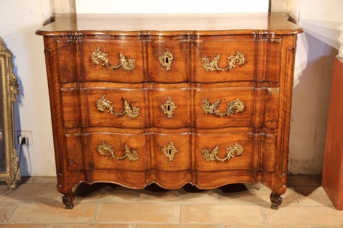 Commode dite « en double arbalète ». en bois de noyer, Provence Vallée du Rhône - Mobilier Style Louis XV