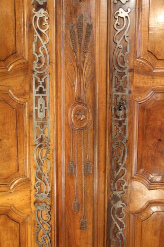 Armoire arlésienne de mariage du XVIIIe siècle  - Mobilier Style Louis XV