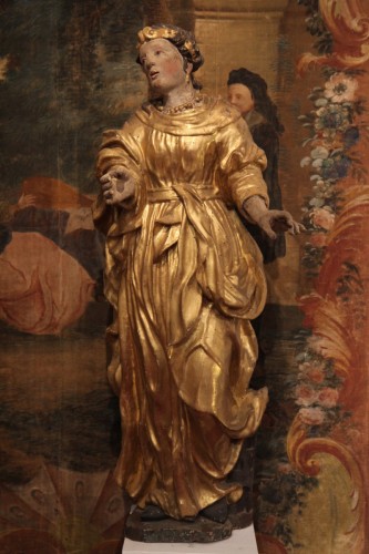 Sainte Barbe et Sainte Catherine, paire de statues début XVIIIe en bois sculpté, doré et laqué. - Chatelan Antiquités
