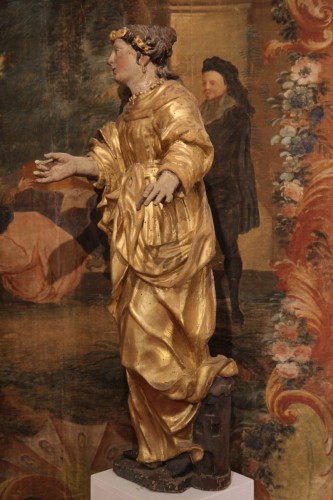 XVIIIe siècle - Sainte Barbe et Sainte Catherine, paire de statues début XVIIIe en bois sculpté, doré et laqué.