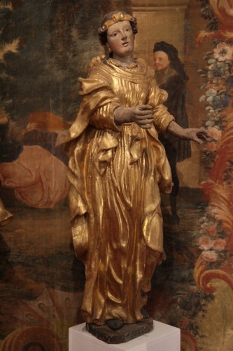  - Sainte Barbe et Sainte Catherine, paire de statues début XVIIIe en bois sculpté, doré et laqué.