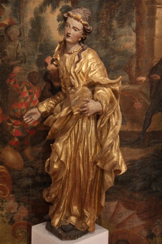 Antiquités - Sainte Barbe et Sainte Catherine, paire de statues début XVIIIe en bois sculpté, doré et laqué.