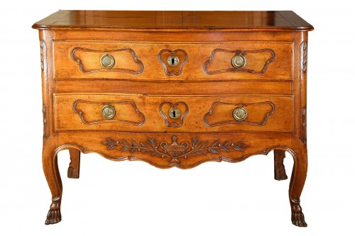 18thC Commode (chest of drawers)from Arles, curved in front. In walnut wood