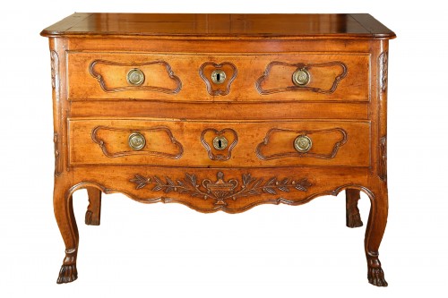 Commode arlésienne galbée en façade en bois de noyer