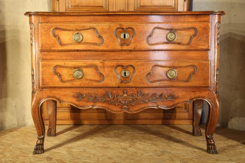 18thC Commode (chest of drawers)from Arles, curved in front. In walnut wood - Furniture Style Louis XV