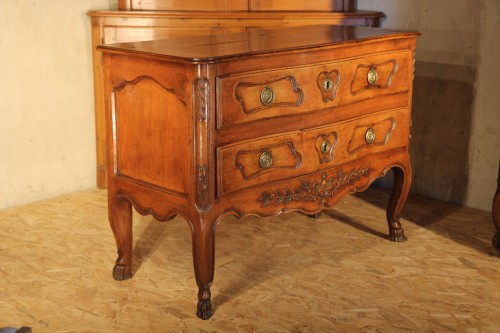 18thC Commode (chest of drawers)from Arles, curved in front. In walnut wood - 