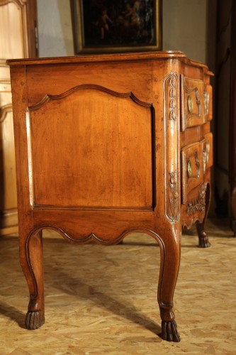 XVIIIe siècle - Commode arlésienne galbée en façade en bois de noyer