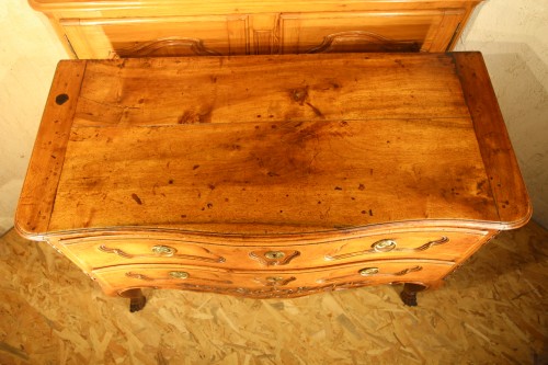 18thC Commode (chest of drawers)from Arles, curved in front. In walnut wood - Louis XV