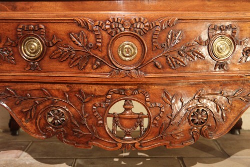 18th C Provencal marriage commode said « with lunettes ». In walnut wood. - Furniture Style 