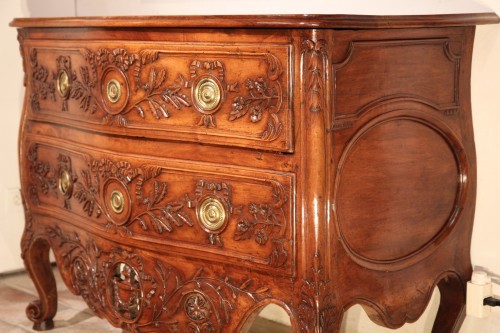 18th C Provencal marriage commode said « with lunettes ». In walnut wood. - 