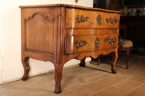 18thC sauteuse commode (chest of drawers) from Dauphiné - 