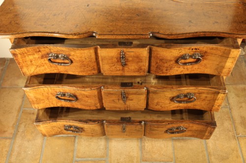 Louis XIV - Early 18th C Louis XIV commode in walnut