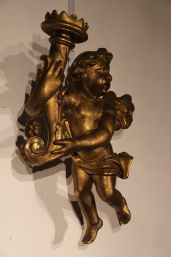 Objet de décoration  - Paire d’angelots porte torchère en bois doré, Italie ou Sud de la France 18e siècle