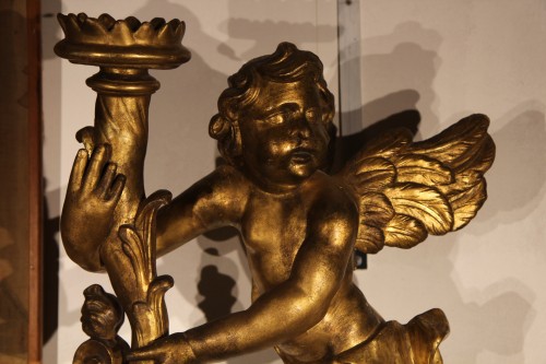XVIIIe siècle - Paire d’angelots porte torchère en bois doré, Italie ou Sud de la France 18e siècle
