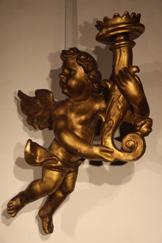 Paire d’angelots porte torchère en bois doré, Italie ou Sud de la France 18e siècle - 