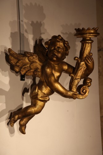 - Paire d’angelots porte torchère en bois doré, Italie ou Sud de la France 18e siècle