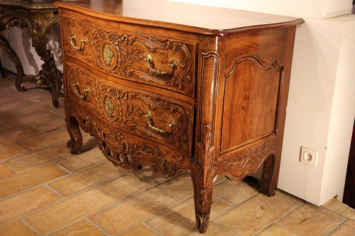 Mobilier Commode - Commode arlésienne de mariage en noyer blond du XVIIIe siècle