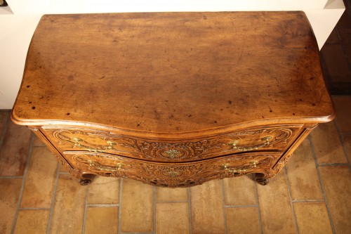 XVIIIe siècle - Commode arlésienne de mariage en noyer blond du XVIIIe siècle