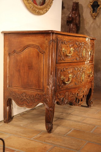 Commode arlésienne de mariage en noyer blond du XVIIIe siècle - 