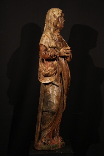 Sculpture Sculpture en Bois - Sainte femme, statue du XVIe siècle en bois de noyer sculpté avec traces de polychromie