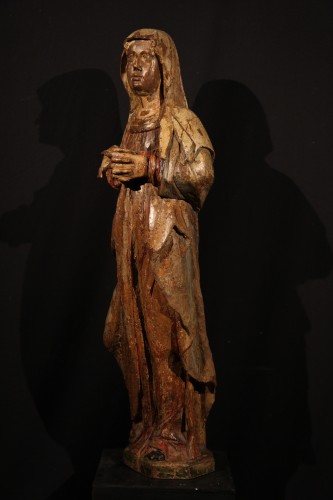 Sainte femme, statue du XVIe siècle en bois de noyer sculpté avec traces de polychromie - Chatelan Antiquités