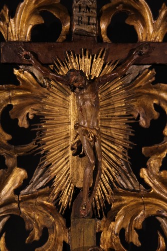 Art sacré, objets religieux  - Crucifix d’autel en bois doré et laqué, travail  baroque de l’Italie du Sud 17e siècle