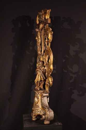XVIIe siècle - Crucifix d’autel en bois doré et laqué, travail  baroque de l’Italie du Sud 17e siècle