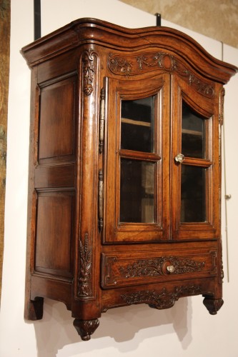 Verriau en noyer, meuble à suspendre pour exposer de la verrerie, Provence XVIIIe siècle - Mobilier Style 
