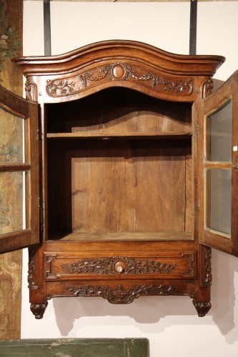 Mobilier Bibliothéque, vitrine - Verriau en noyer, meuble à suspendre pour exposer de la verrerie, Provence XVIIIe siècle
