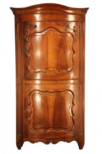 18th C Louis XV corner cabinet. In walnut wood