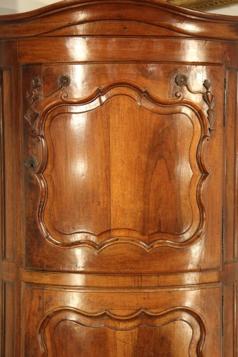 18th C Louis XV corner cabinet. In walnut wood - Furniture Style Louis XV